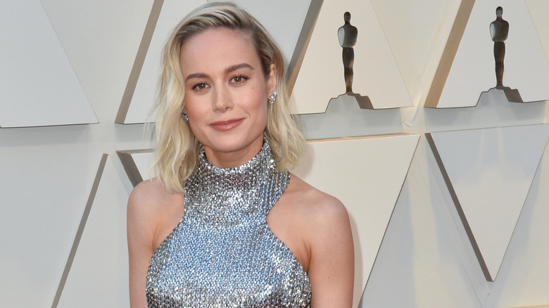 Brie Larson sourit doucement