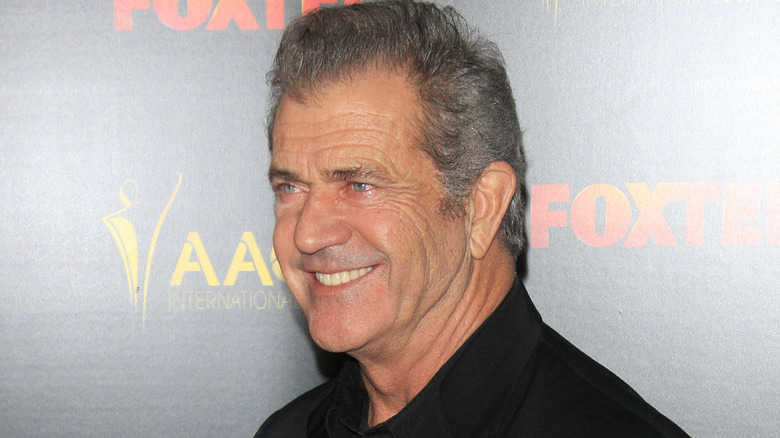 Mel Gibson sourit