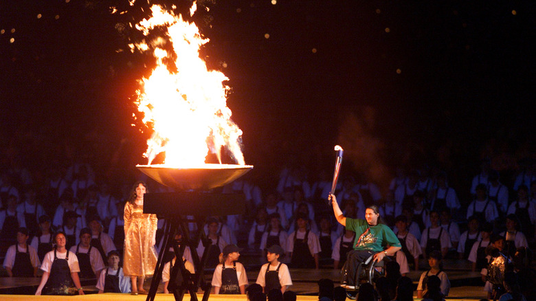 Louise Sauvage allumant la vasque aux Jeux paralympiques de 2000