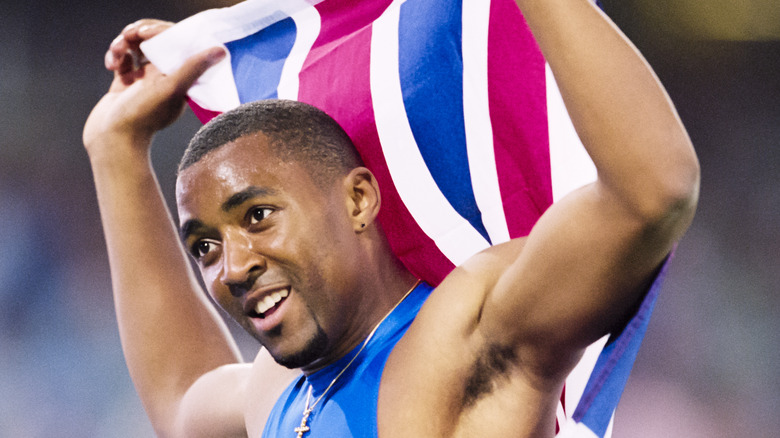 Darren Campbell avec un drapeau