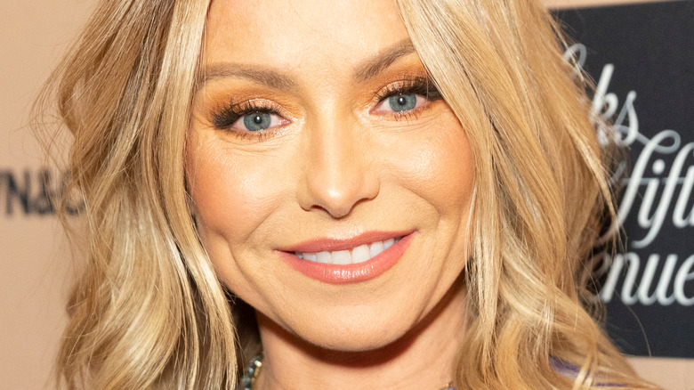 Kelly Ripa sur le tapis rouge