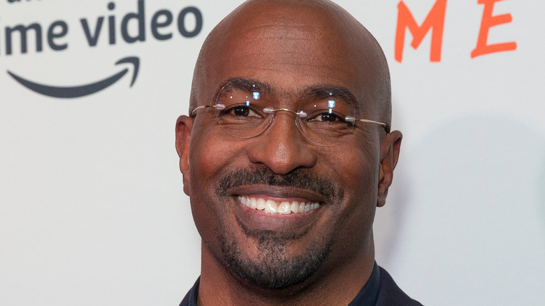 Van Jones sourit sur le tapis rouge