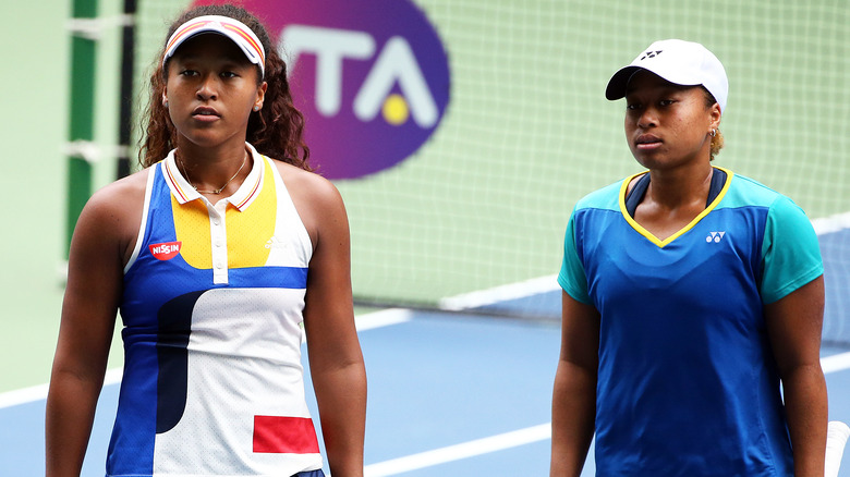 Naomi Osaka et Mari Osaka sur un court de tennis