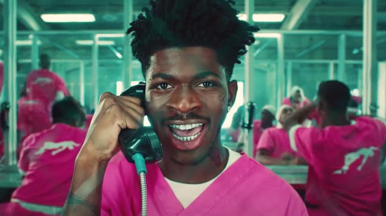 Lil Nas X dans une scène du clip de "Industry Baby"