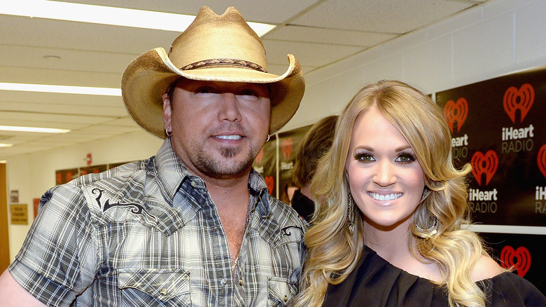 Jason Aldean et Carrie Underwood souriant