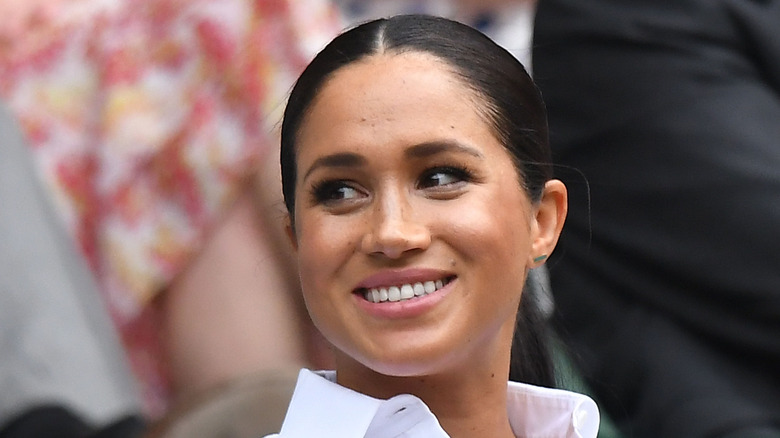 Meghan Markle souriant à Wimbledon