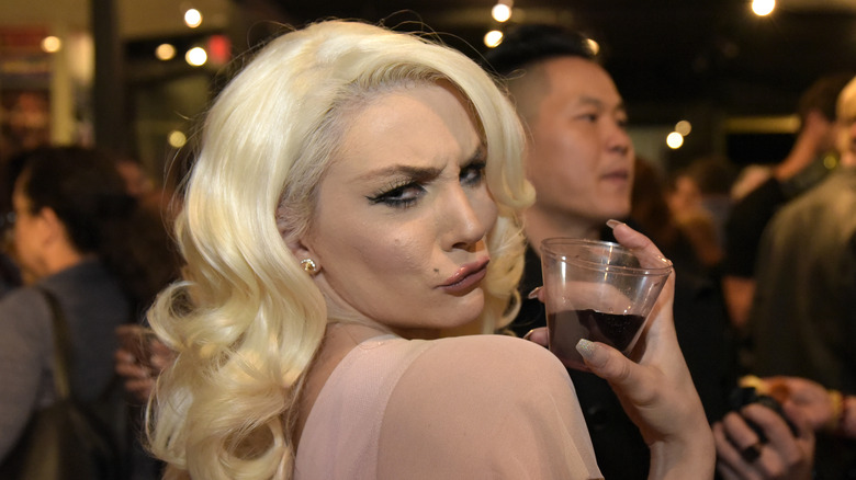 Courtney Stodden buvant du vin