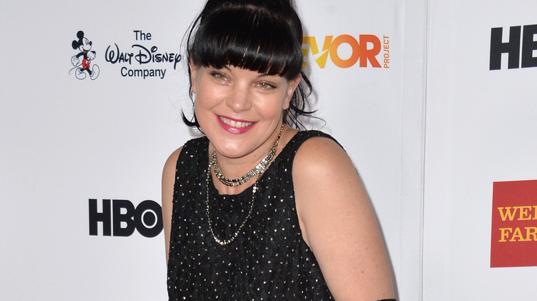 Pauley Perrette sourit sur le tapis rouge