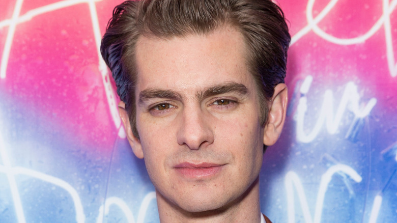 Andrew Garfield posant à l'événement