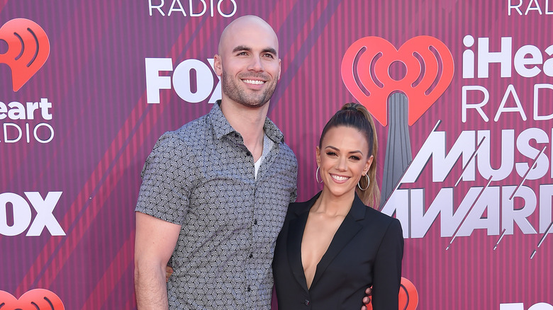 Mike Caussin et Jana Kramer sur le tapis rouge