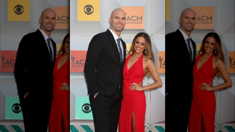 Mike Caussin et Jana Kramer sur le tapis rouge