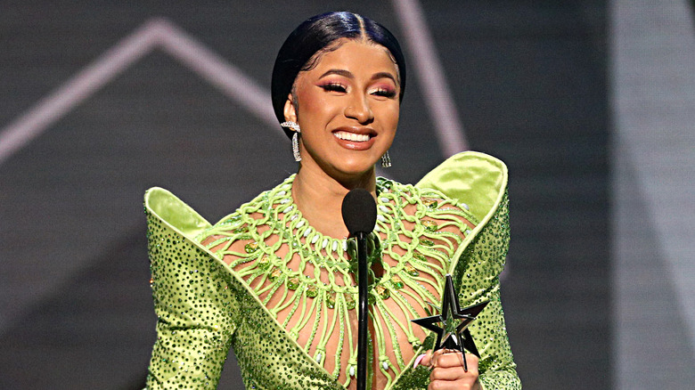 Cardi B accepte le prix de l'album de l'année pour « Invasion of Privacy » sur scène aux BET Awards 2019