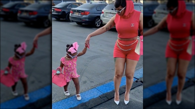 Cardi B et sa fille Kulture Cephus marchant dans une rue avec des sacs Hermés Birkin assortis.