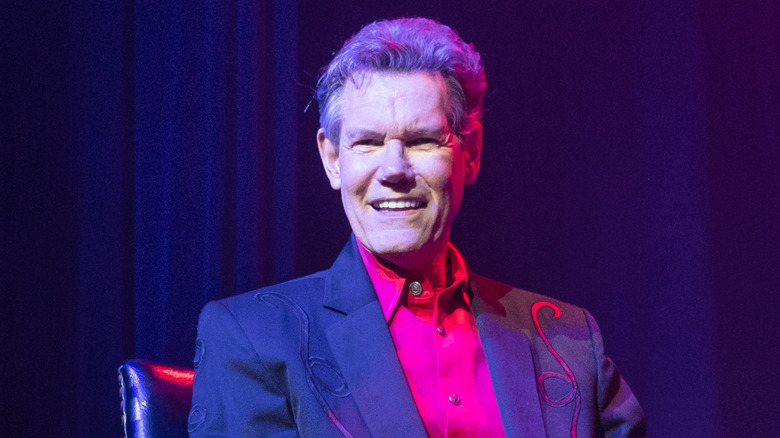 Randy Travis souriant