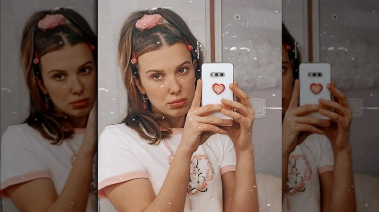 Millie Bobby Brown prend un selfie dans un miroir