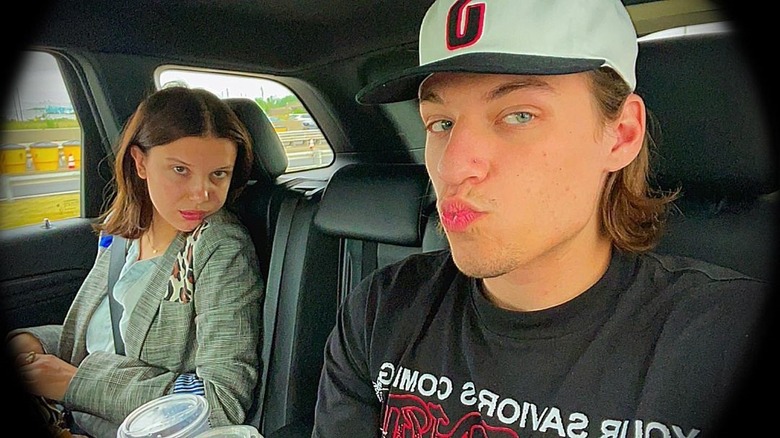 Millie Bobby Brown et Jake Bongiovi à l'intérieur de la voiture