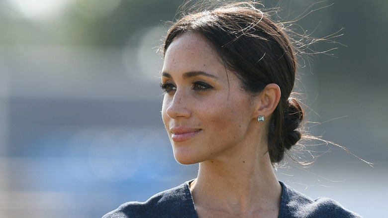 Les cheveux de Meghan Markle en chignon