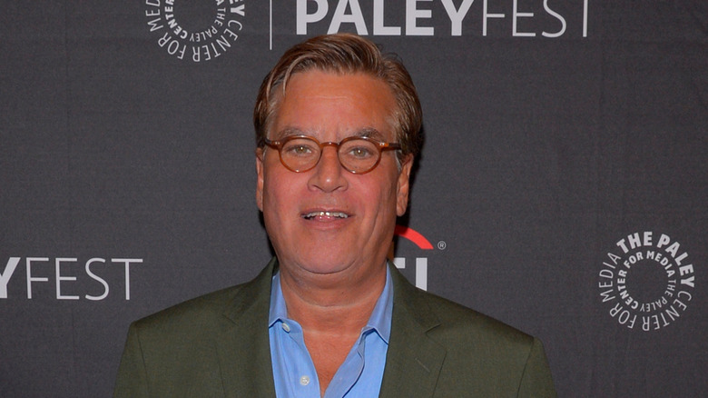 Aaron Sorkin souriant dans des lunettes rouges au Paley Fest