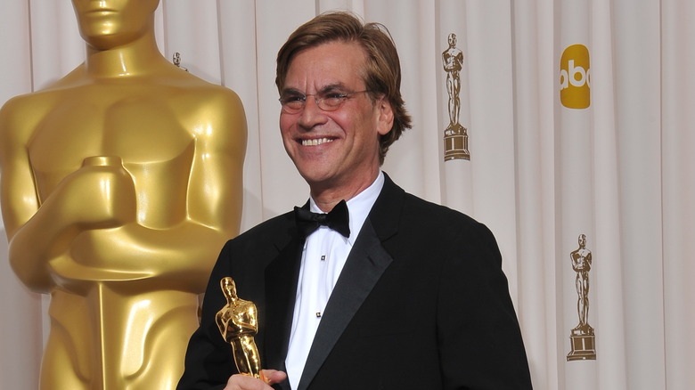 Aaron Sorkin tenant une statue d'Oscar