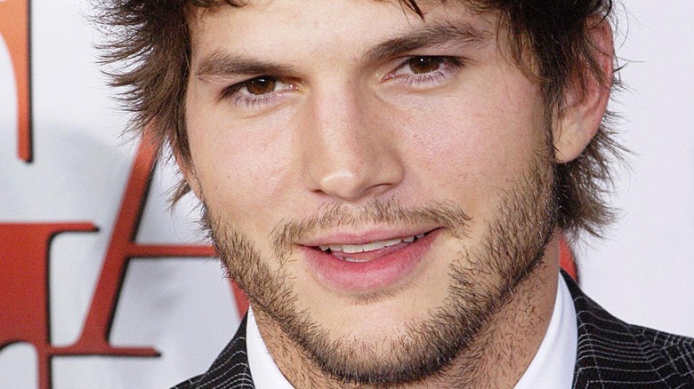 Ashton Kutcher sourit sur le tapis rouge