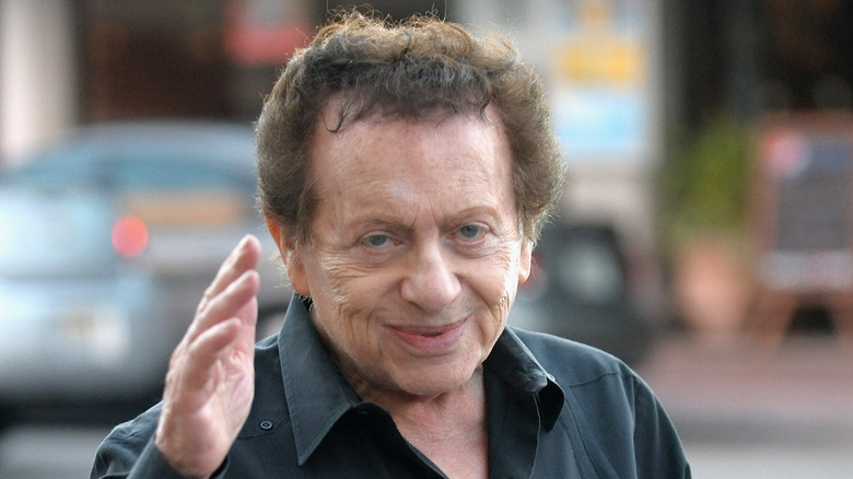 Jackie Mason souriant et saluant