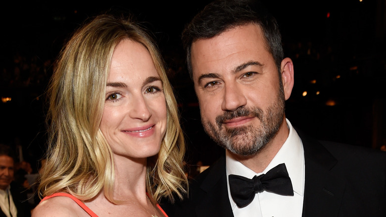 Molly McNearney et Jimmy Kimmel souriant