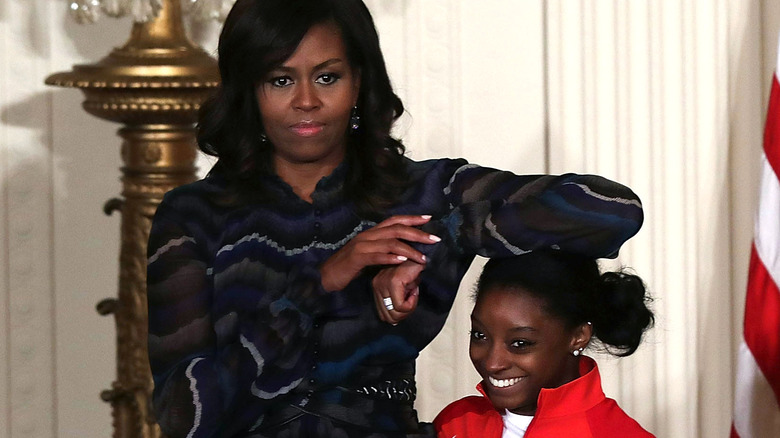 Michelle Obama fait des gaffes avec Simone Biles à la Maison Blanche