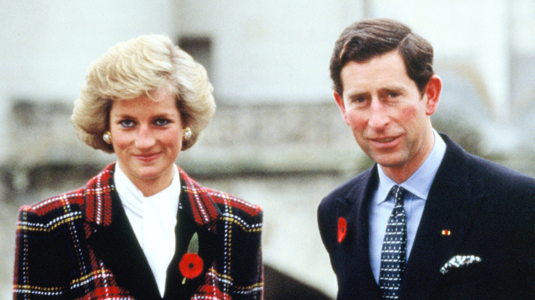 La princesse Diana et le prince Charles se tiennent dehors ensemble