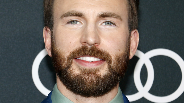 Chris Evans pose le tapis rouge