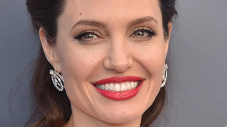 Pour chaque fois qu’Angelina Jolie a été sur le tapis rouge, cette tenue est au-dessus du reste