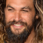 Pourquoi Jason Momoa se teint-il les cheveux en blond ?