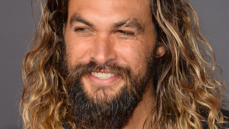 Pourquoi Jason Momoa se teint-il les cheveux en blond ?