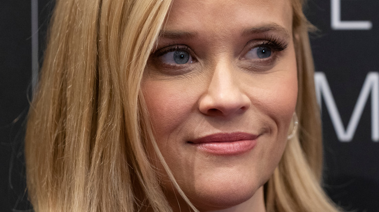 Reese Witherspoon sourit sur le tapis rouge