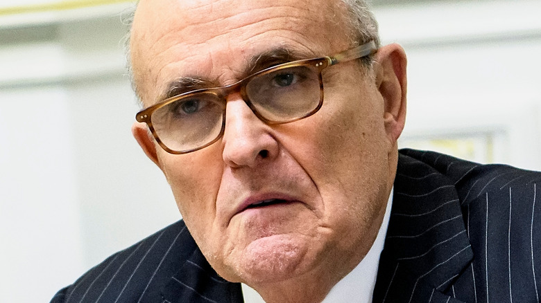 Pourquoi le comportement présumé de Rudy Giuliani le soir des élections fait sourciller