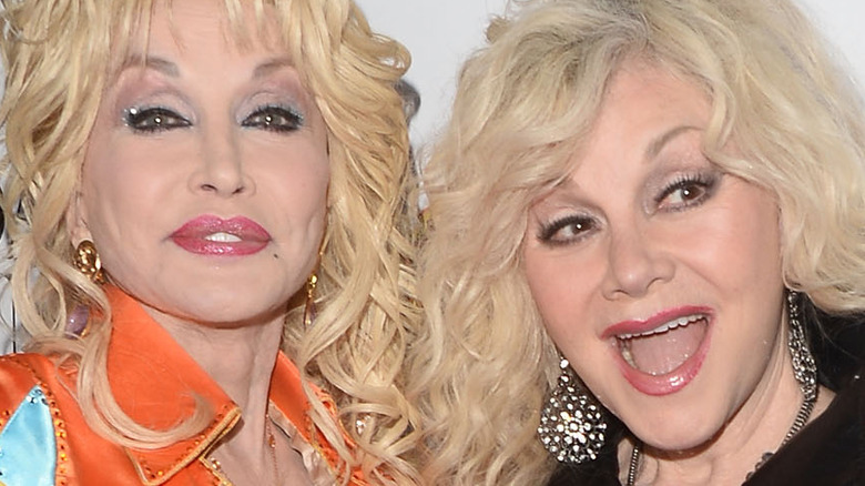 Qui est la célèbre sœur de Dolly Parton, Stella Parton ?