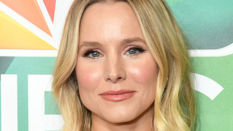 Kristen Bell sourit à l'événement