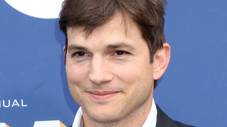 Voici jusqu’où Ashton Kutcher est allé à l’école