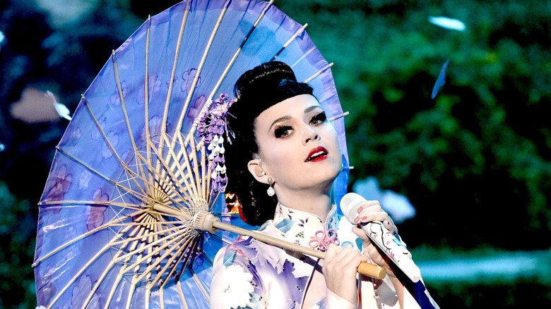 Katy Perry en robe de geisha