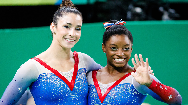 Aly Raisman et Simone Biles souriant