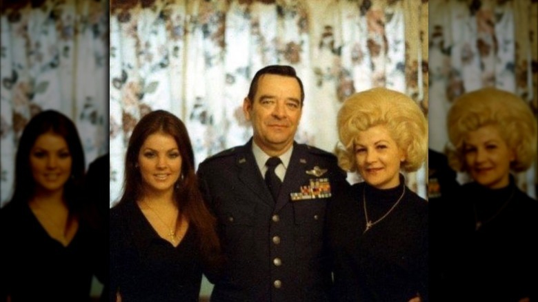 vieille photo d'Anna Lillian Iversen, Priscilla Presley et Paul Beaulieu