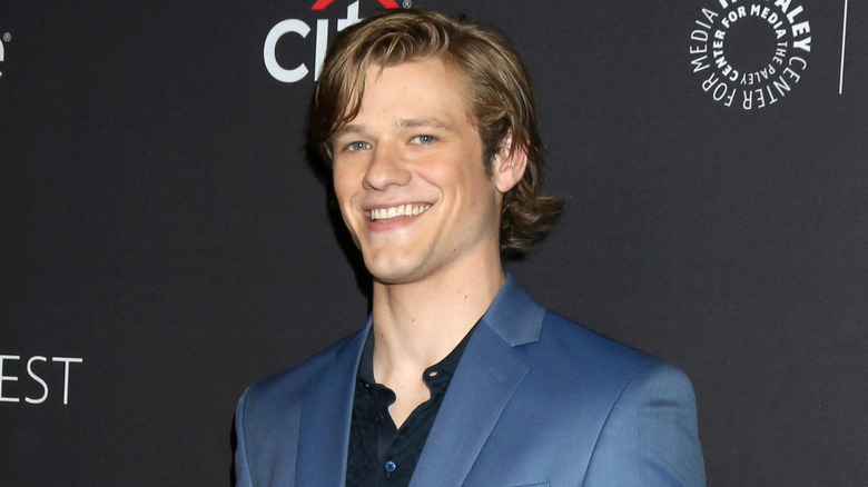 Lucas Till souriant en 2019