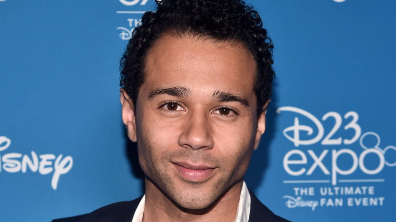 Corbin Bleu posant en 2019