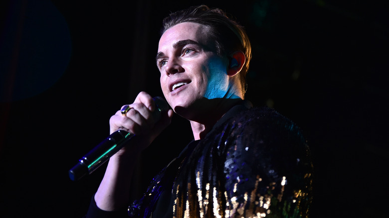 Jesse McCartney chante en 2019