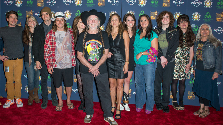 Willie Nelson avec des lunettes de soleil