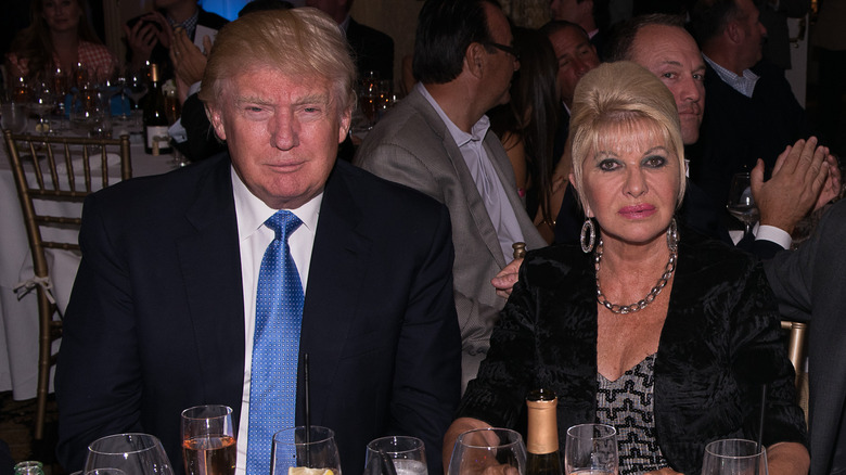 Donald Trump et Ivana Trump à une table