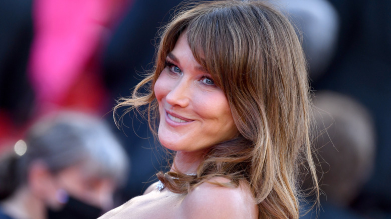 Carla Bruni souriant tapis rouge