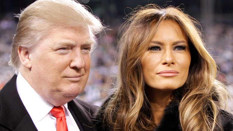 Donald Melania Trump souriant ensemble