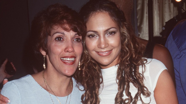 Jennifer Lopez pose avec sa maman