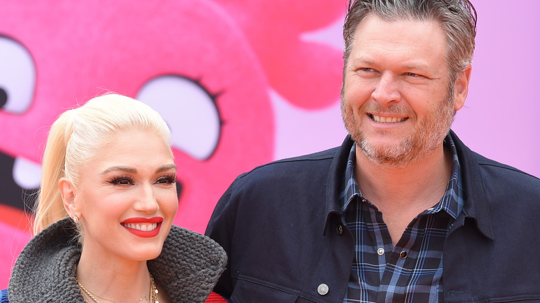 Gwen Stefani et Blake Shelton sourient sur le tapis rouge