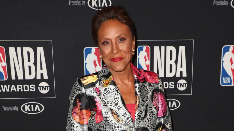 Robin Roberts souriant sur le tapis rouge